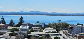 The Landmark unit 405 - Resort style, spectacular water views, linen, pool, lift, games room, porta-cot and highchair